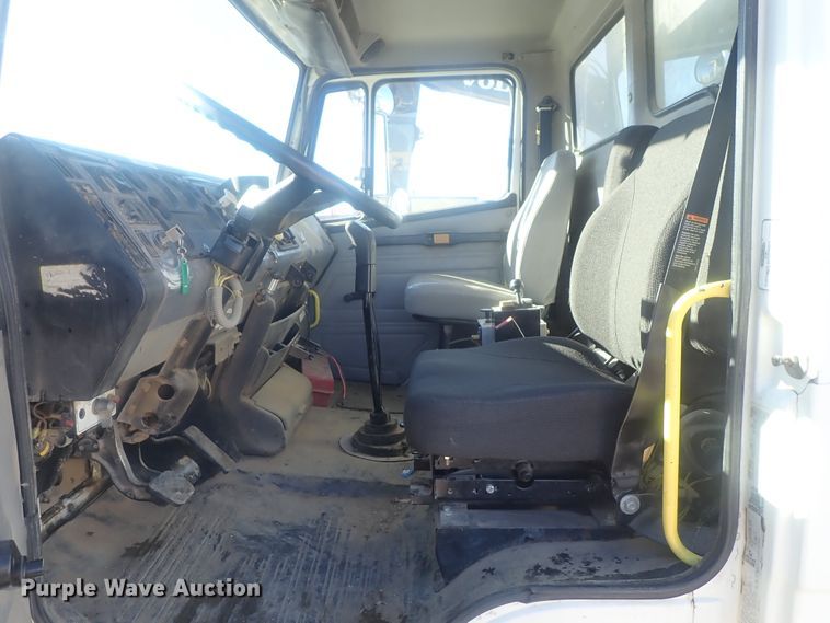 image for item DI7422 2000 Freightliner FL112  dump truck