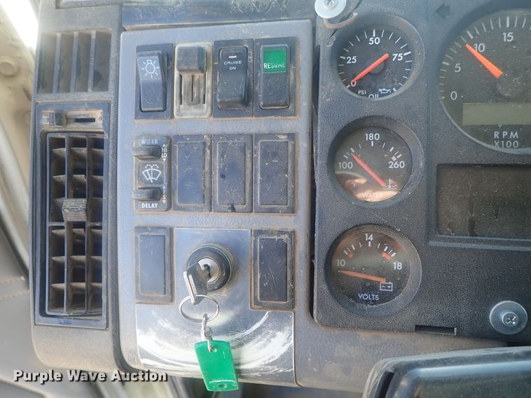 image for item DI7422 2000 Freightliner FL112  dump truck