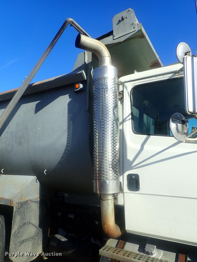 image for item DI7422 2000 Freightliner FL112  dump truck