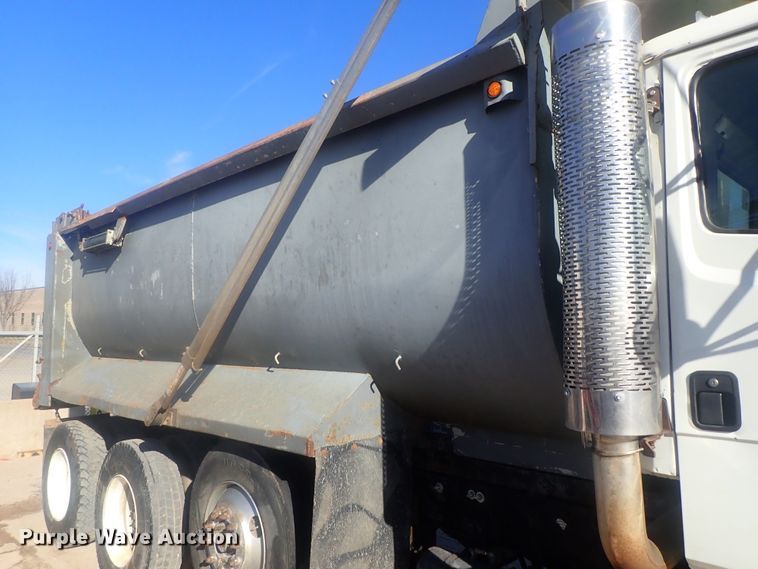 image for item DI7422 2000 Freightliner FL112  dump truck