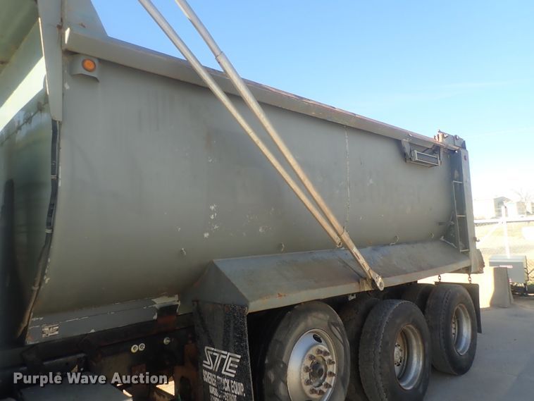 image for item DI7422 2000 Freightliner FL112  dump truck