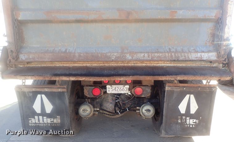 image for item DI7422 2000 Freightliner FL112  dump truck