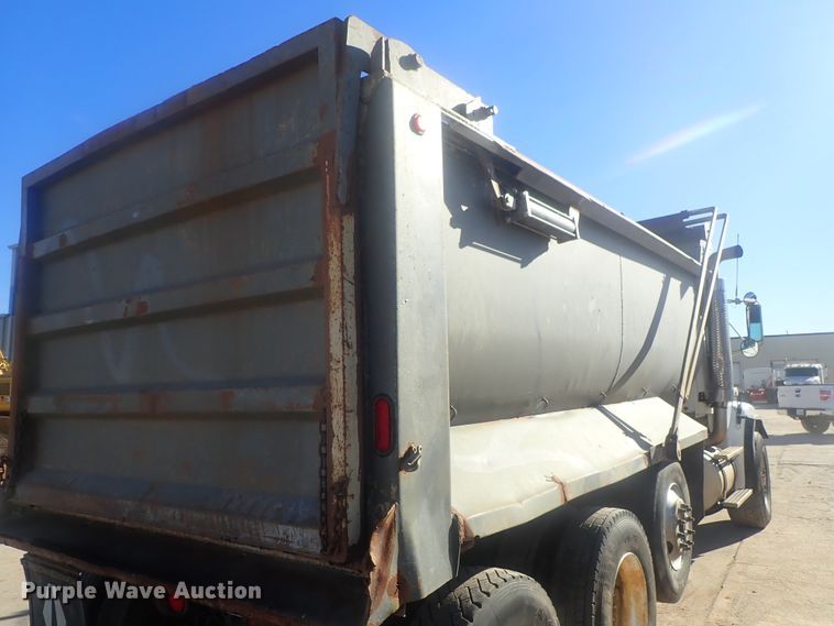 image for item DI7422 2000 Freightliner FL112  dump truck