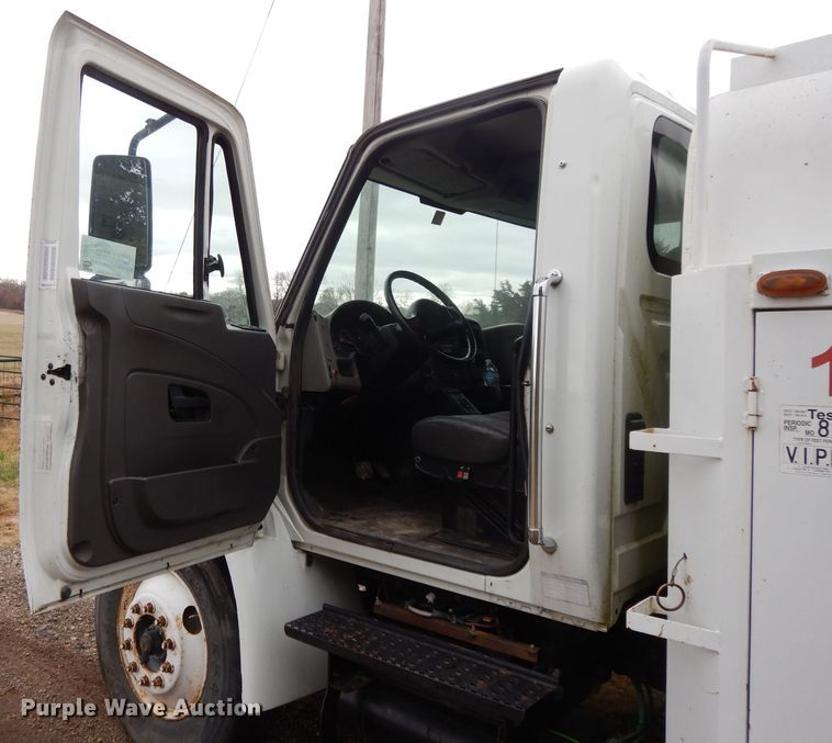 image for item DI8054 2008 International 4300  fuel truck