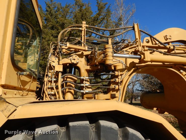 image for item DI8188 1996 Caterpillar 621F  conventional scraper