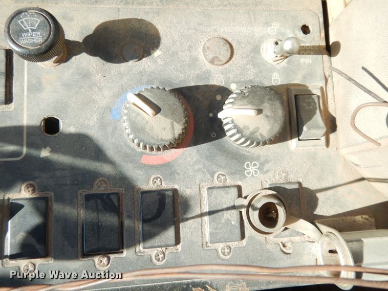 image for item DI8213 1997 John Deere 770B  motor grader