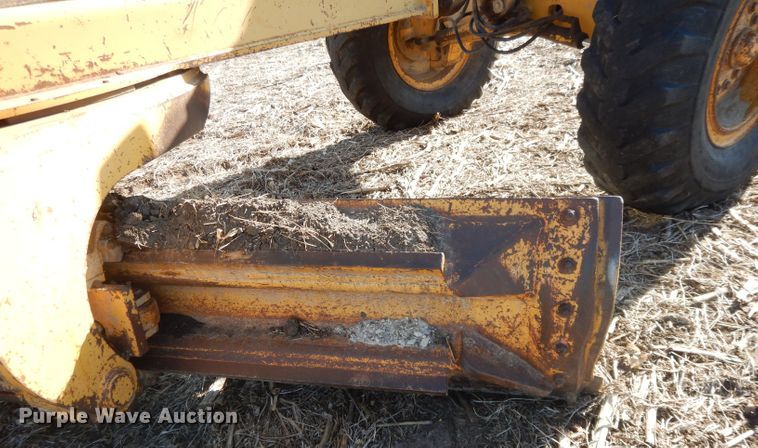 image for item DI8213 1997 John Deere 770B  motor grader