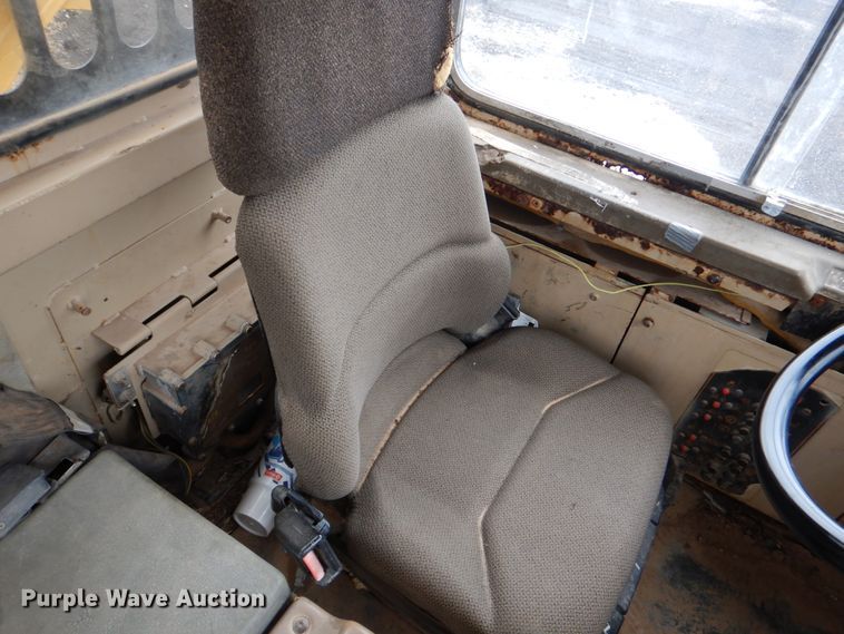 image for item DJ0281 1995 Caterpillar D250E  haul truck