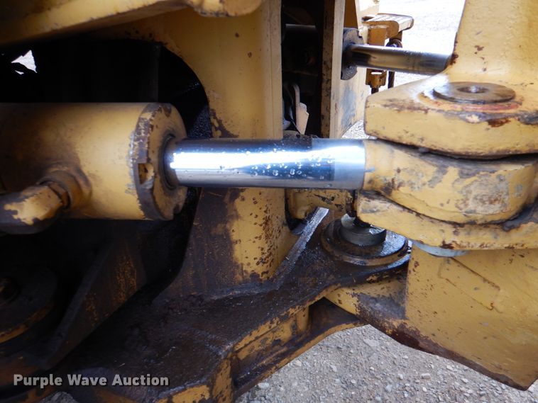 image for item DJ0281 1995 Caterpillar D250E  haul truck