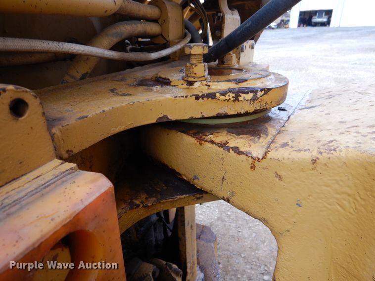 image for item DJ0281 1995 Caterpillar D250E  haul truck