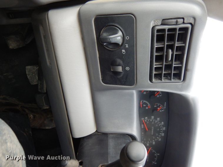 image for item DJ5777 2001 Ford F550 Super Duty XL  Crew Cab flatbed pickup truck