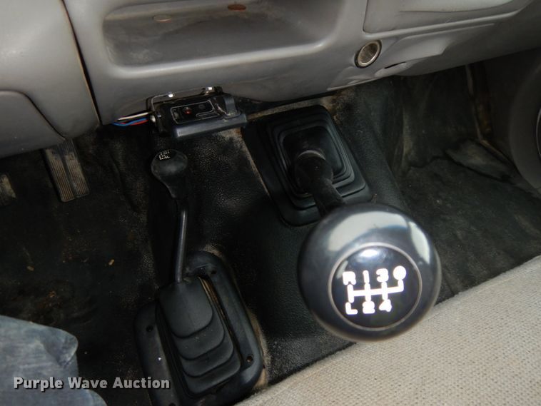 image for item DJ5777 2001 Ford F550 Super Duty XL  Crew Cab flatbed pickup truck