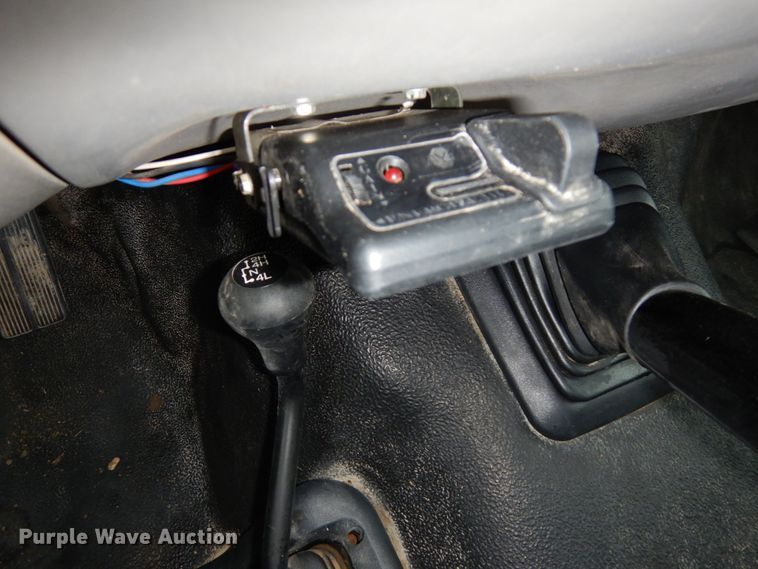 image for item DJ5777 2001 Ford F550 Super Duty XL  Crew Cab flatbed pickup truck