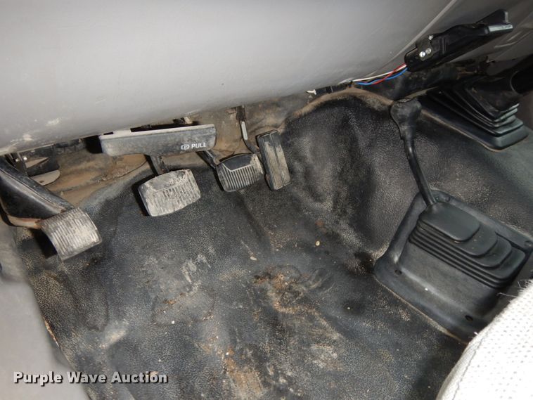 image for item DJ5777 2001 Ford F550 Super Duty XL  Crew Cab flatbed pickup truck