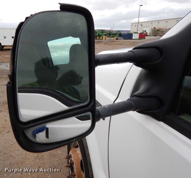 image for item DJ5777 2001 Ford F550 Super Duty XL  Crew Cab flatbed pickup truck