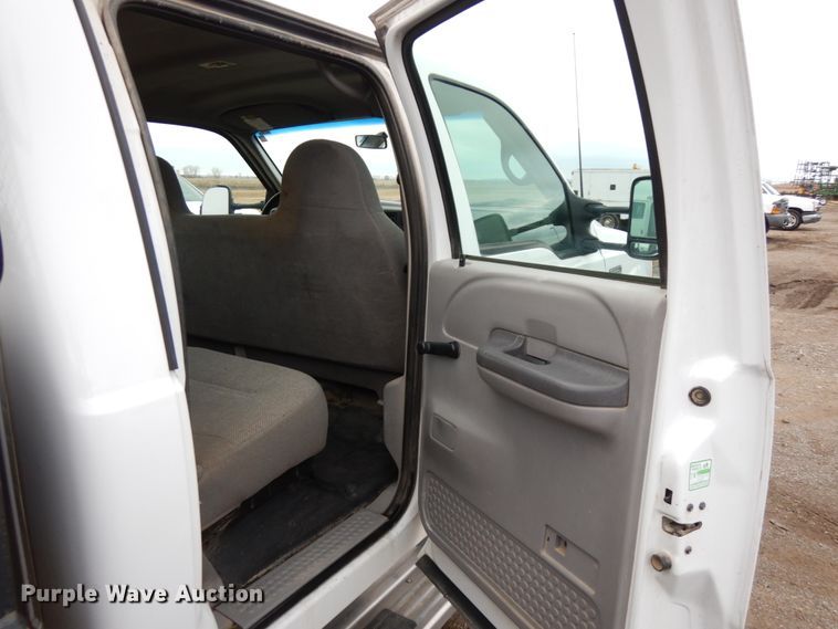 image for item DJ5777 2001 Ford F550 Super Duty XL  Crew Cab flatbed pickup truck