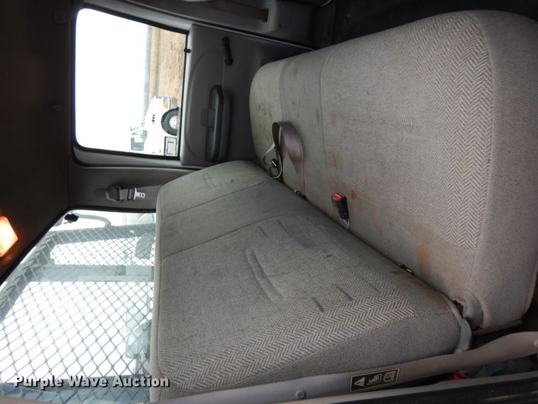 image for item DJ5777 2001 Ford F550 Super Duty XL  Crew Cab flatbed pickup truck