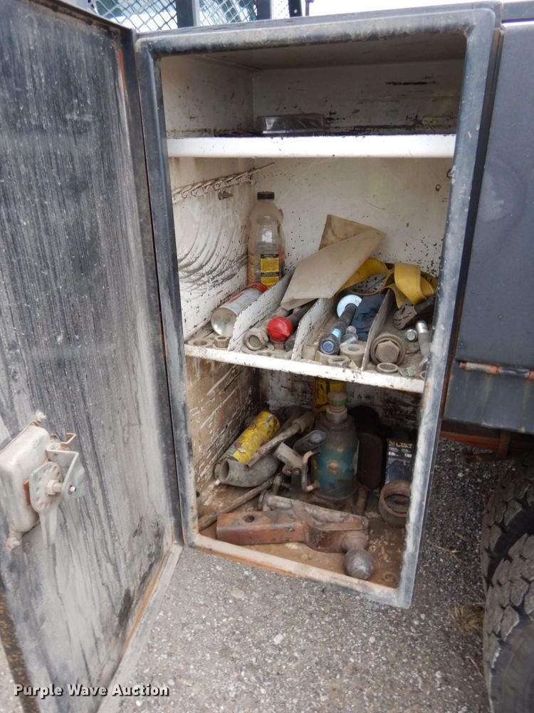 image for item DJ5777 2001 Ford F550 Super Duty XL  Crew Cab flatbed pickup truck