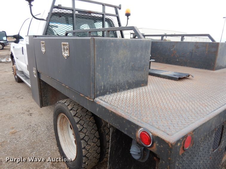 image for item DJ5777 2001 Ford F550 Super Duty XL  Crew Cab flatbed pickup truck