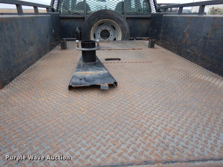 image for item DJ5777 2001 Ford F550 Super Duty XL  Crew Cab flatbed pickup truck