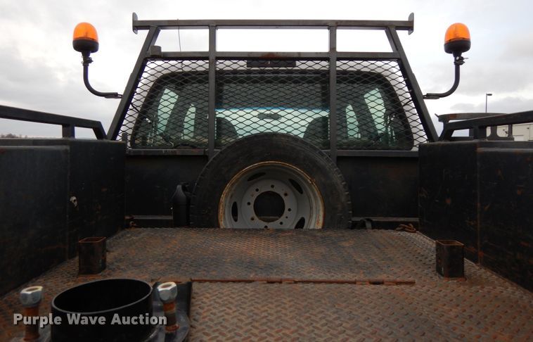 image for item DJ5777 2001 Ford F550 Super Duty XL  Crew Cab flatbed pickup truck