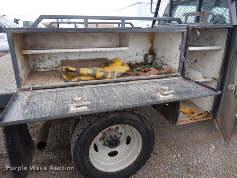 image for item DJ5777 2001 Ford F550 Super Duty XL  Crew Cab flatbed pickup truck