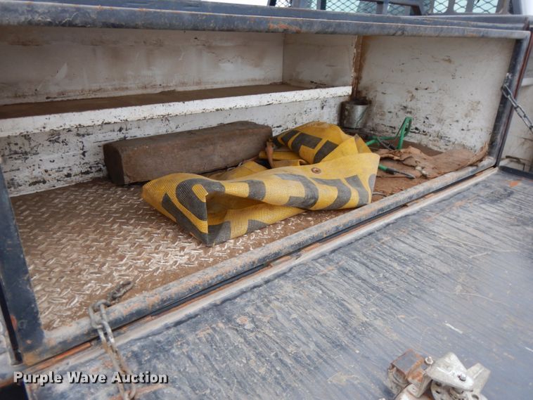 image for item DJ5777 2001 Ford F550 Super Duty XL  Crew Cab flatbed pickup truck