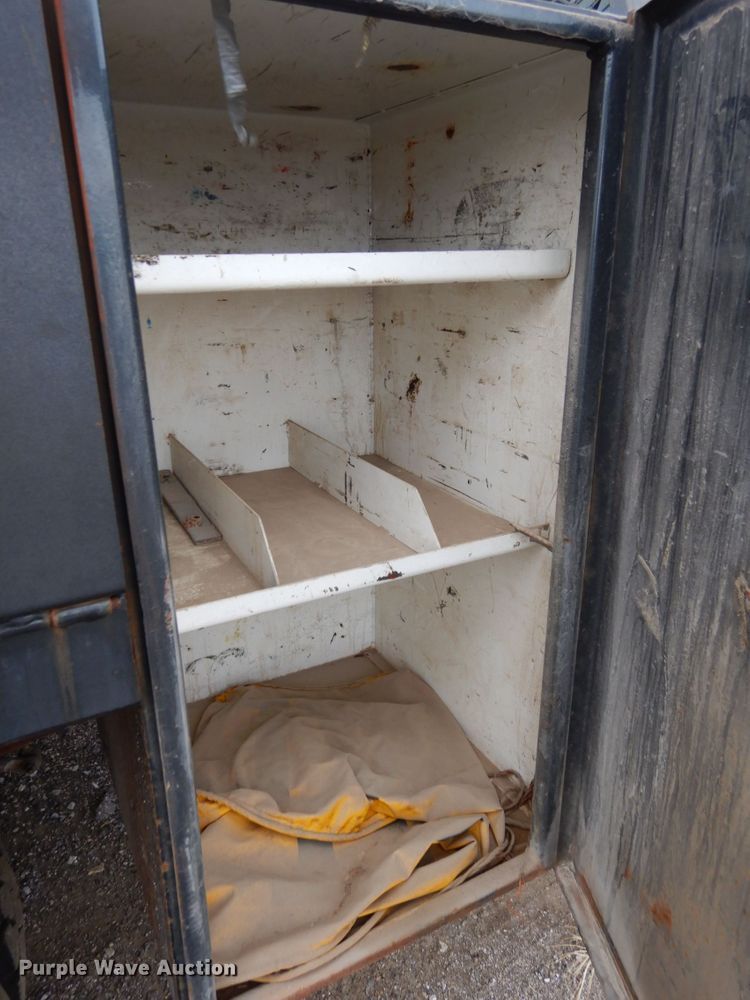 image for item DJ5777 2001 Ford F550 Super Duty XL  Crew Cab flatbed pickup truck