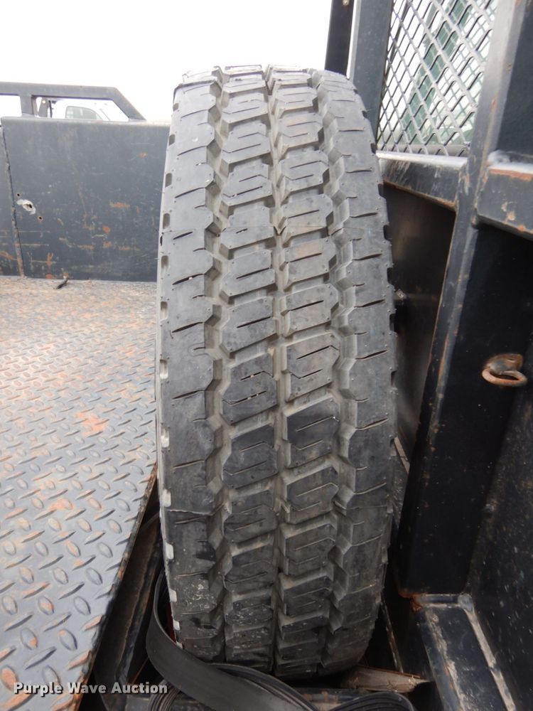 image for item DJ5777 2001 Ford F550 Super Duty XL  Crew Cab flatbed pickup truck