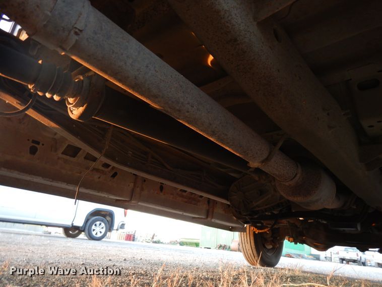 image for item DJ5777 2001 Ford F550 Super Duty XL  Crew Cab flatbed pickup truck