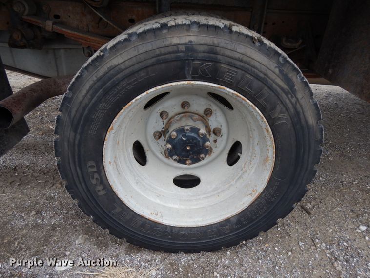 image for item DJ5777 2001 Ford F550 Super Duty XL  Crew Cab flatbed pickup truck