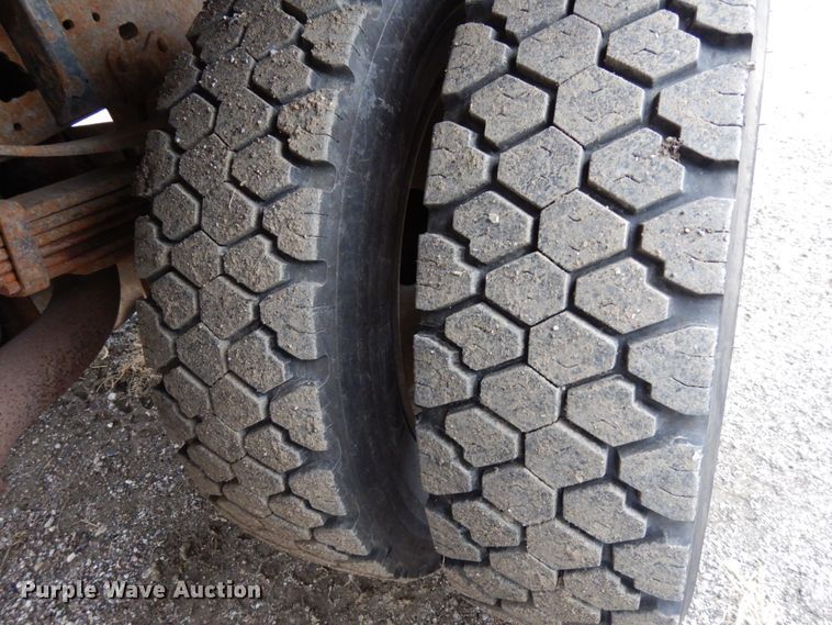 image for item DJ5777 2001 Ford F550 Super Duty XL  Crew Cab flatbed pickup truck