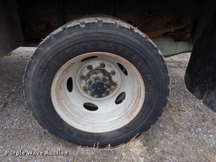 image for item DJ5777 2001 Ford F550 Super Duty XL  Crew Cab flatbed pickup truck