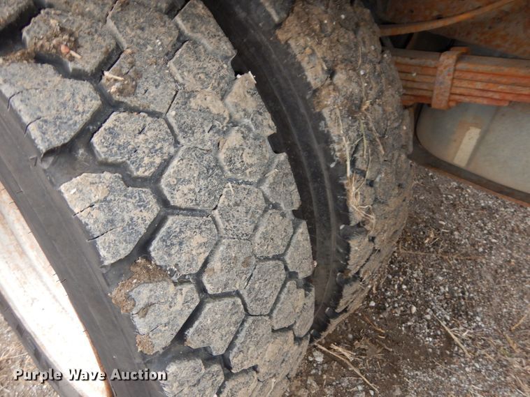 image for item DJ5777 2001 Ford F550 Super Duty XL  Crew Cab flatbed pickup truck