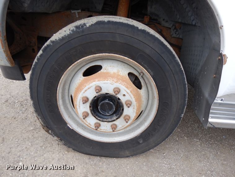 image for item DJ5777 2001 Ford F550 Super Duty XL  Crew Cab flatbed pickup truck