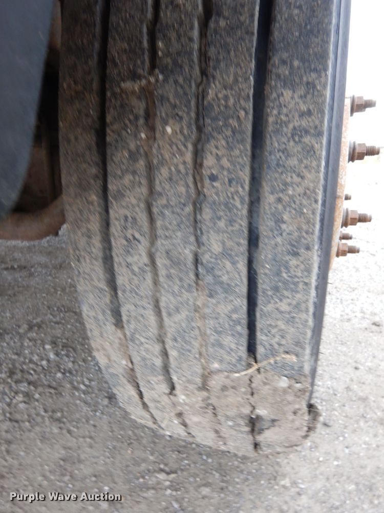 image for item DJ5777 2001 Ford F550 Super Duty XL  Crew Cab flatbed pickup truck