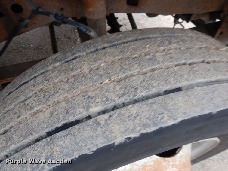 image for item DJ5777 2001 Ford F550 Super Duty XL  Crew Cab flatbed pickup truck