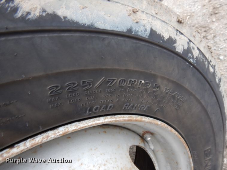 image for item DJ5777 2001 Ford F550 Super Duty XL  Crew Cab flatbed pickup truck