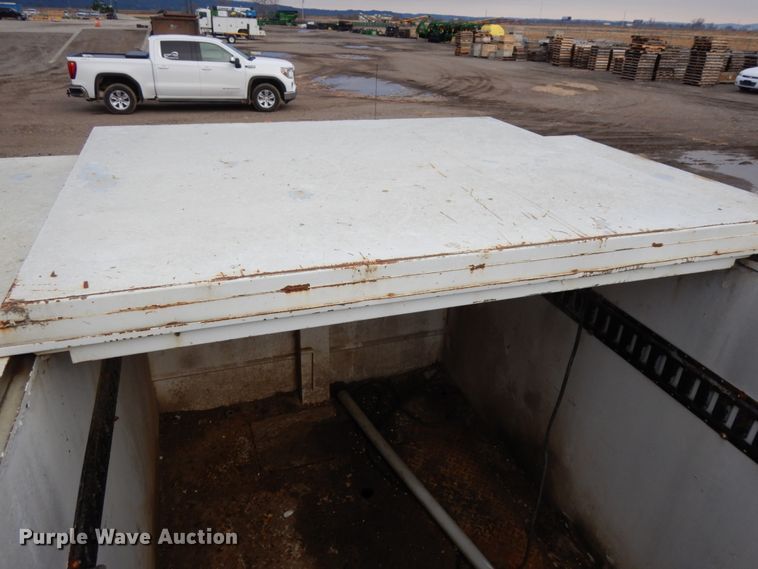 image for item DJ5805 1999 Ford F450 Super Duty XL  utility truck