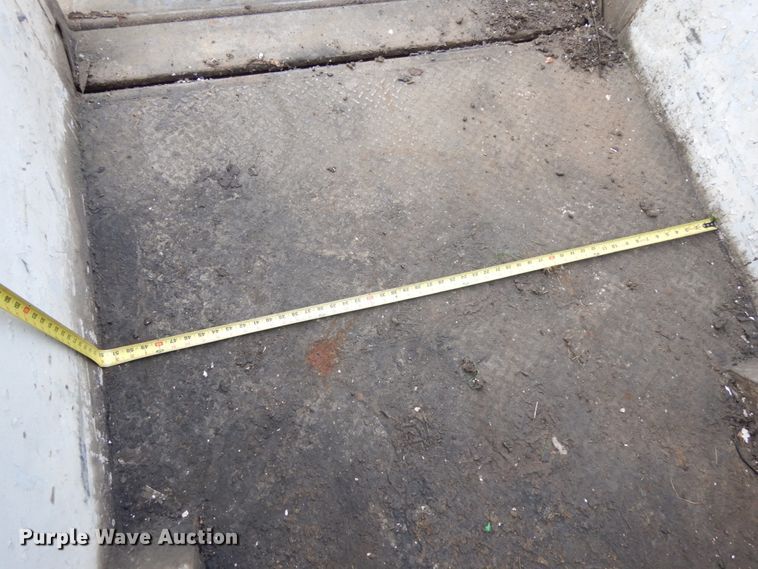 image for item DJ5805 1999 Ford F450 Super Duty XL  utility truck