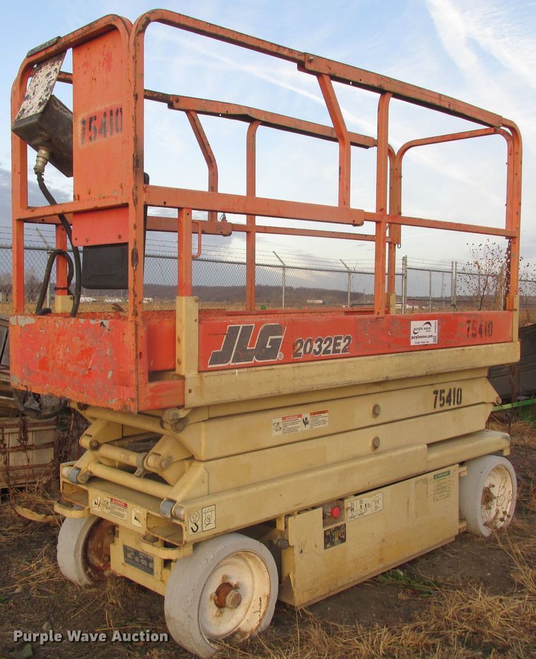 image for item DJ5829 2000 JLG 2032E2  scissor lift