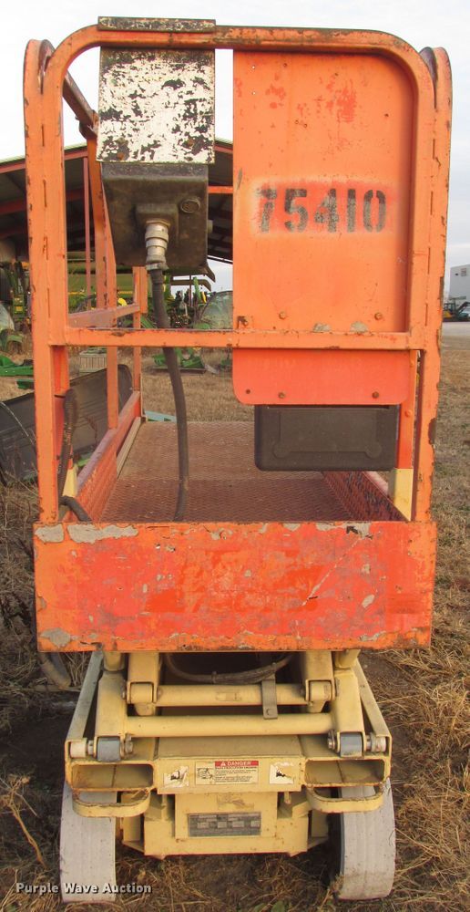 image for item DJ5829 2000 JLG 2032E2  scissor lift