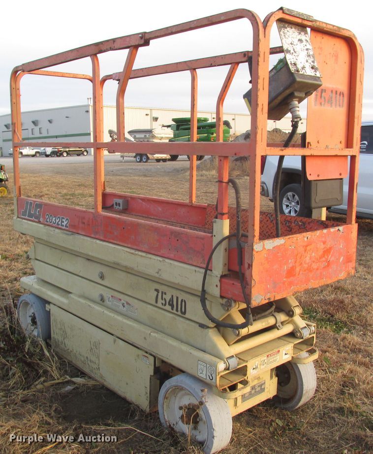 image for item DJ5829 2000 JLG 2032E2  scissor lift