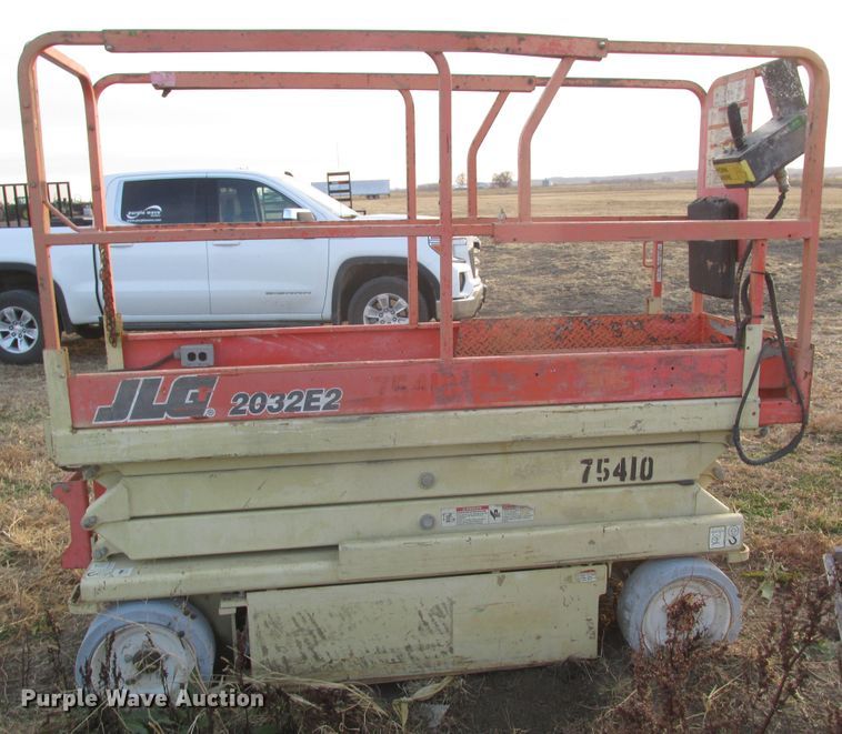 image for item DJ5829 2000 JLG 2032E2  scissor lift
