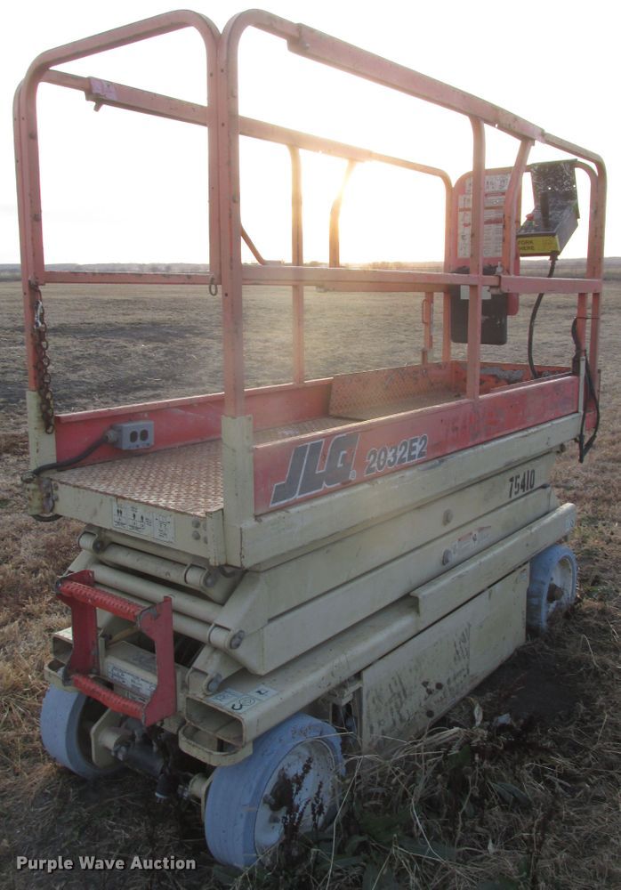 image for item DJ5829 2000 JLG 2032E2  scissor lift