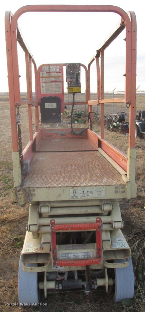 image for item DJ5829 2000 JLG 2032E2  scissor lift