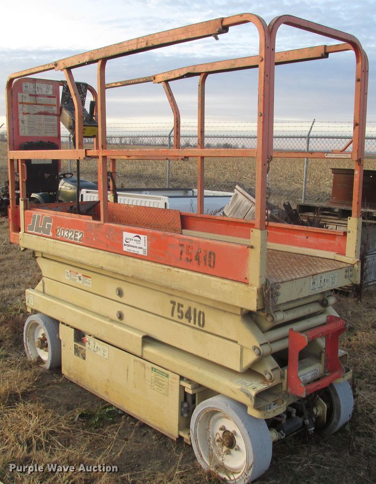 image for item DJ5829 2000 JLG 2032E2  scissor lift