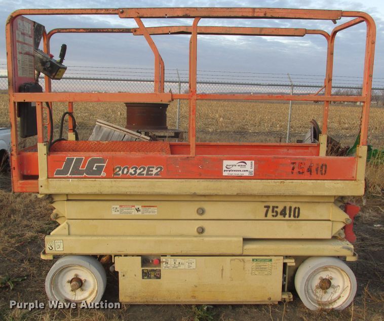 image for item DJ5829 2000 JLG 2032E2  scissor lift