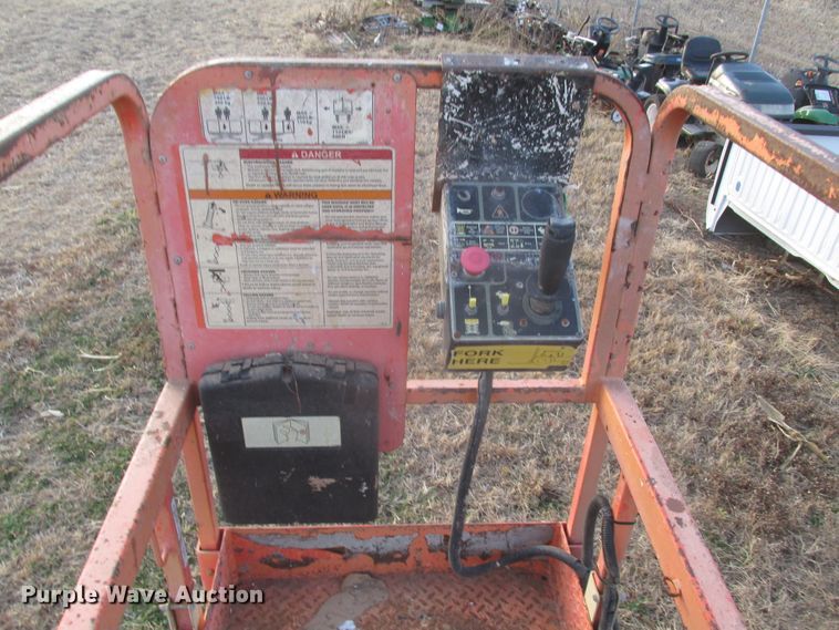 image for item DJ5829 2000 JLG 2032E2  scissor lift