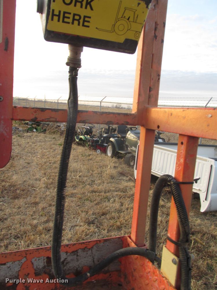 image for item DJ5829 2000 JLG 2032E2  scissor lift